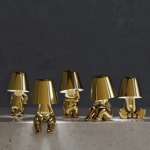 StatuLumi™ – Lampe LED Artistique avec Sculpture Dorée