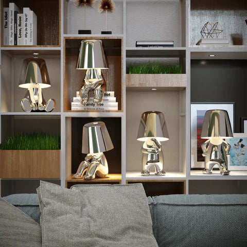 StatuLumi™ – Lampe LED Artistique avec Sculpture Dorée