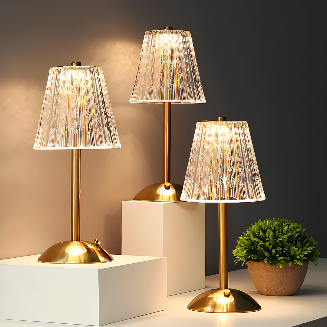 AuréaLight™ – Éclat Cristallin au Design Doré