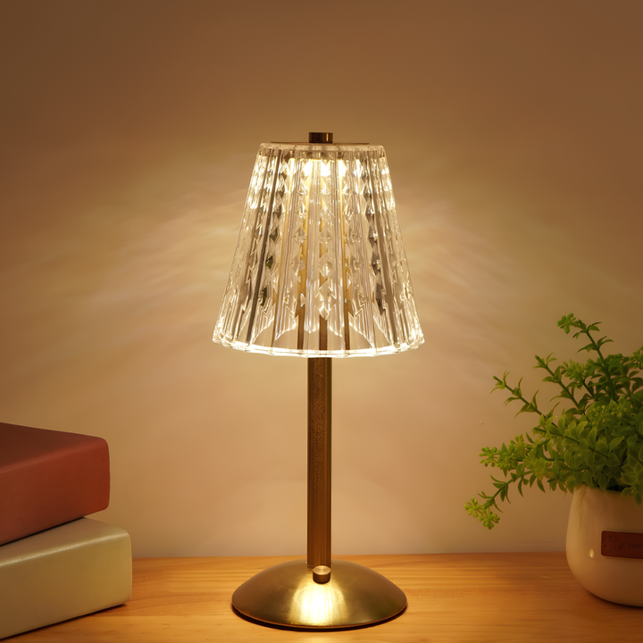 AuréaLight™ – Éclat Cristallin au Design Doré