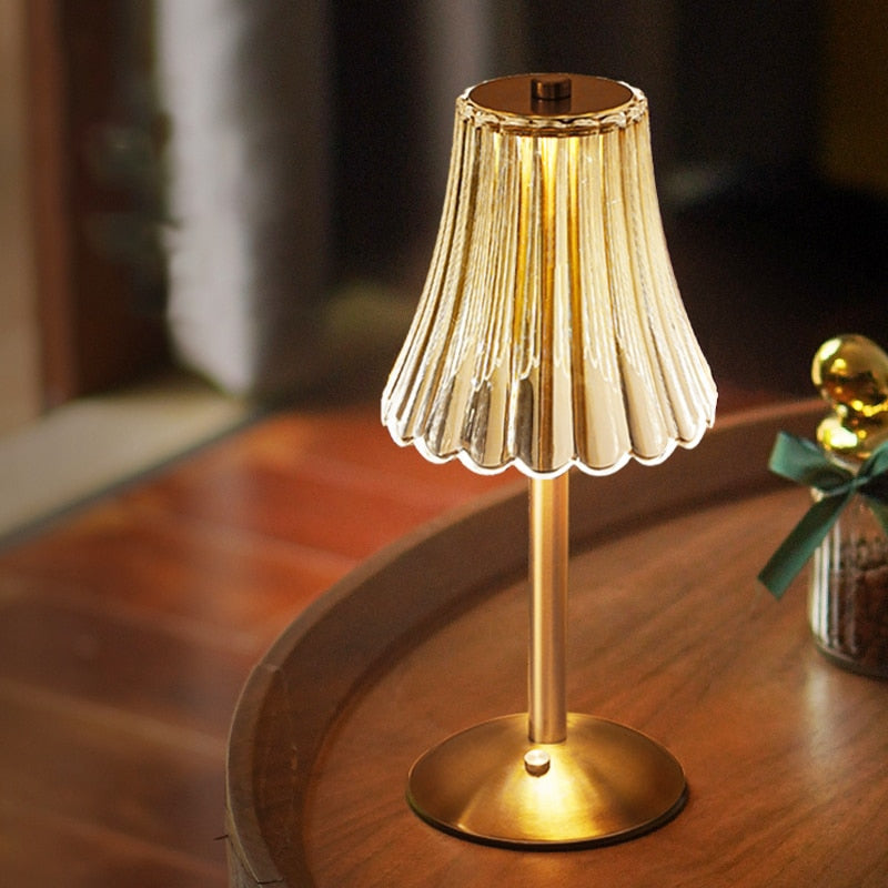 AuréaLight™ – Éclat Cristallin au Design Doré