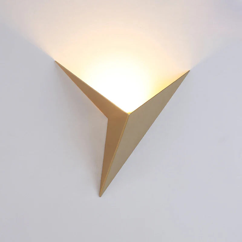 Luminark™ – Applique LED Triangulaire au Style Scandinave
