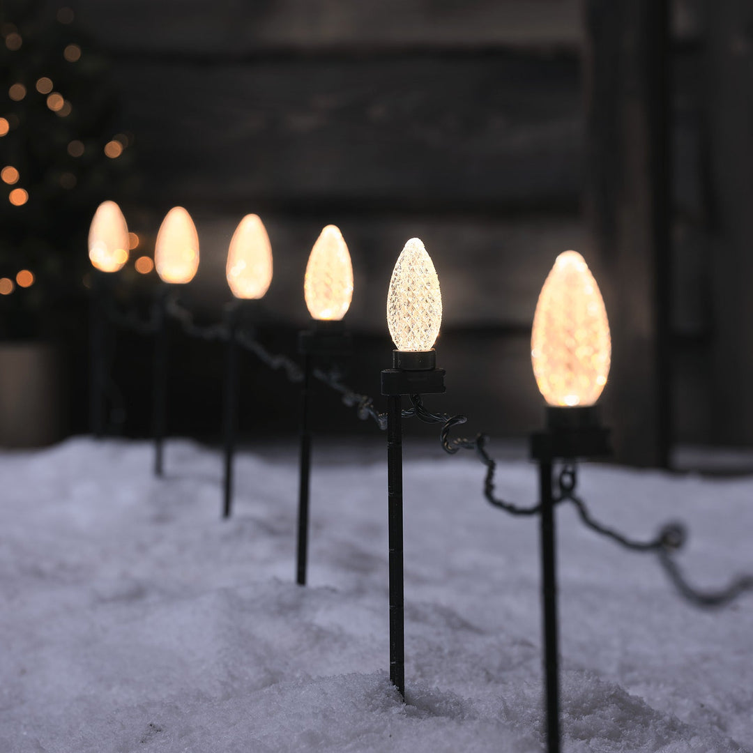 Lumière Boréale™ – Guirlande Jardin Style Pin avec Piquets
