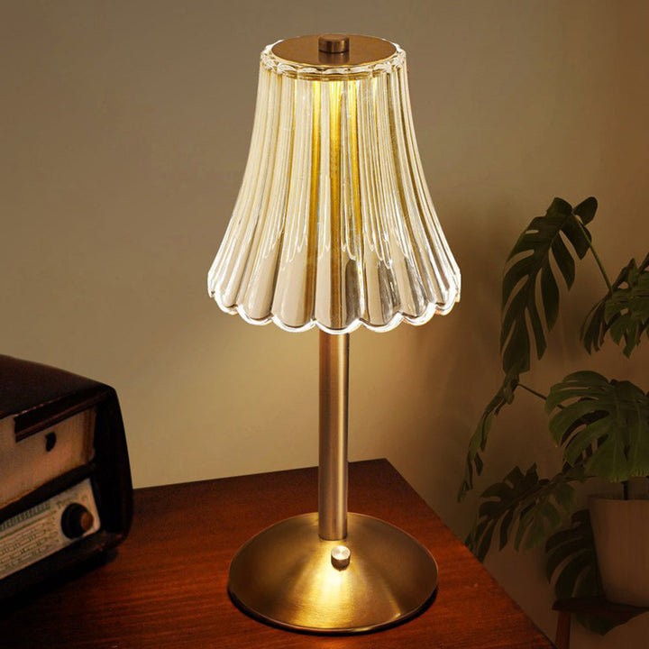 AuréaLight™ – Éclat Cristallin au Design Doré