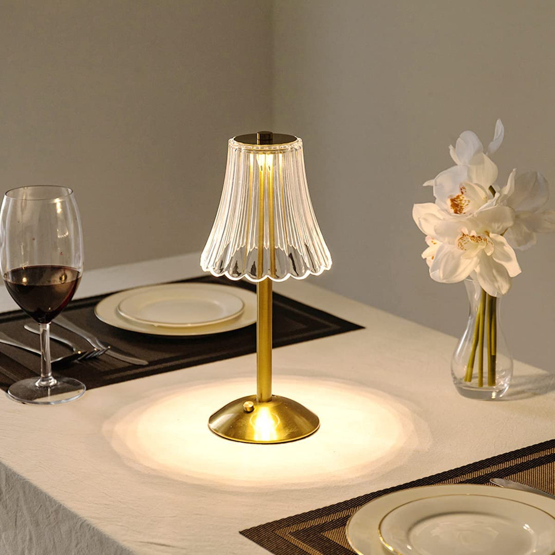 AuréaLight™ – Éclat Cristallin au Design Doré