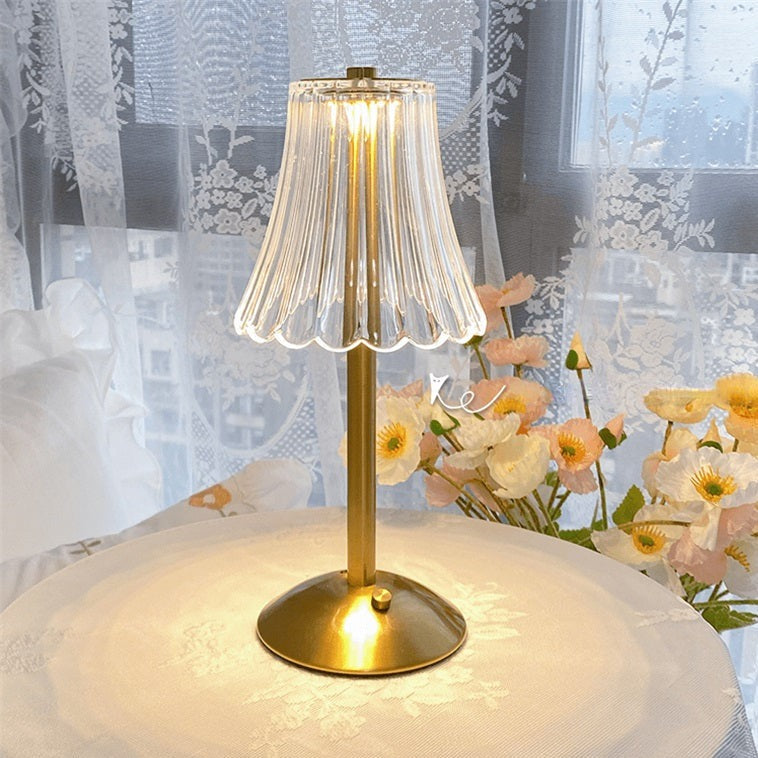 AuréaLight™ – Éclat Cristallin au Design Doré