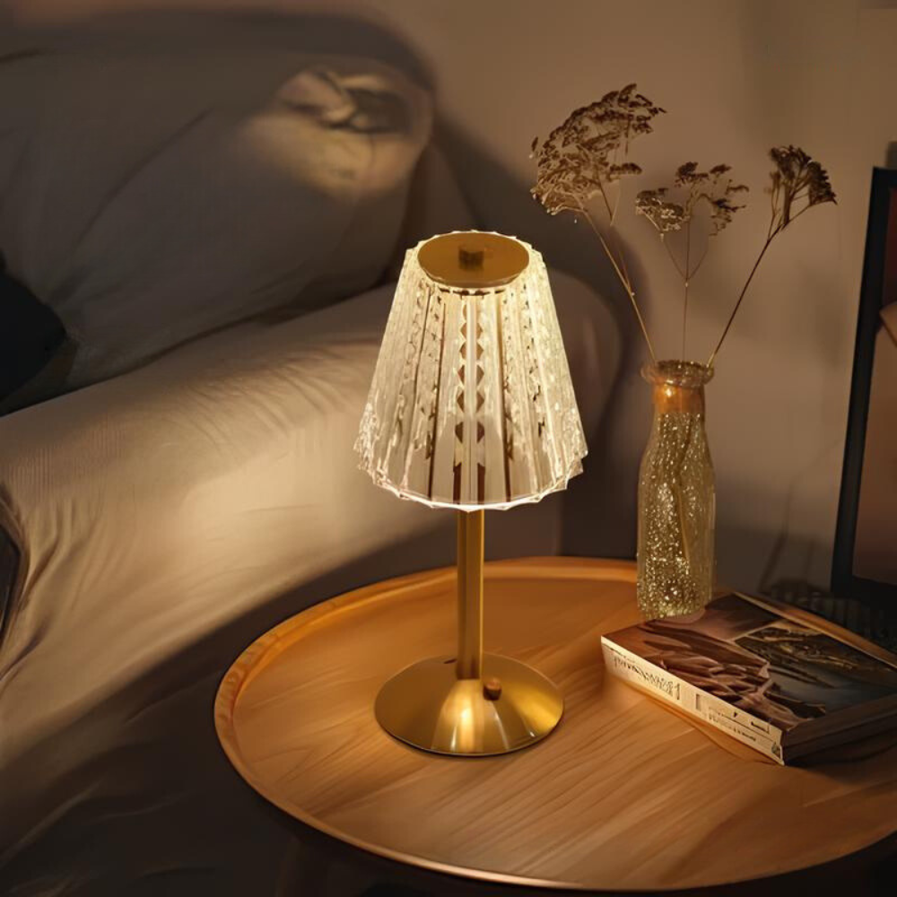 AuréaLight™ – Éclat Cristallin au Design Doré