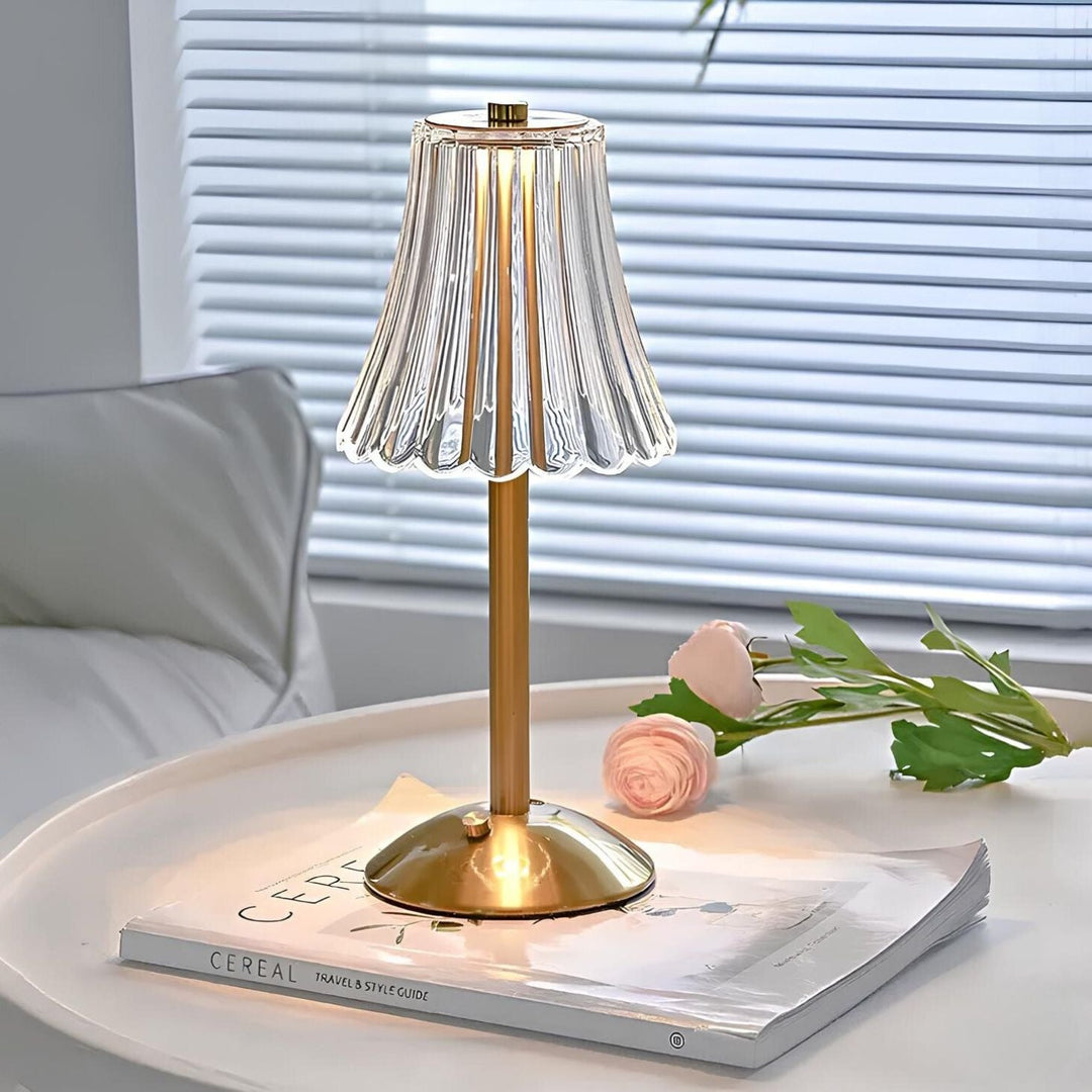 AuréaLight™ – Éclat Cristallin au Design Doré