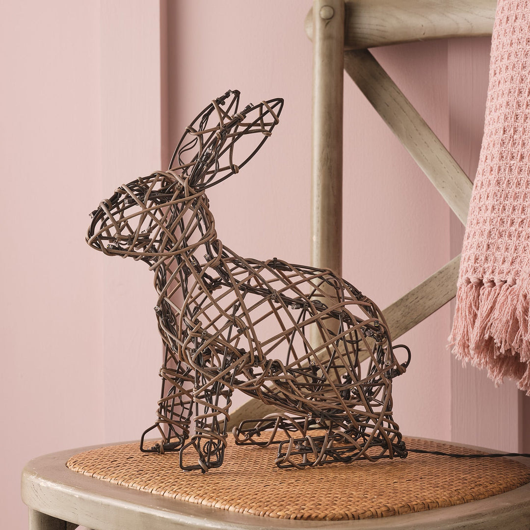Lapin Éclatant™ en Rotin 33 cm, Fonctionne sur Piles