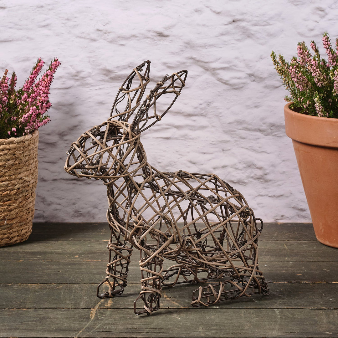 Lapin Éclatant™ en Rotin 33 cm, Fonctionne sur Piles