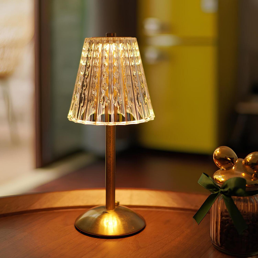 AuréaLight™ – Éclat Cristallin au Design Doré