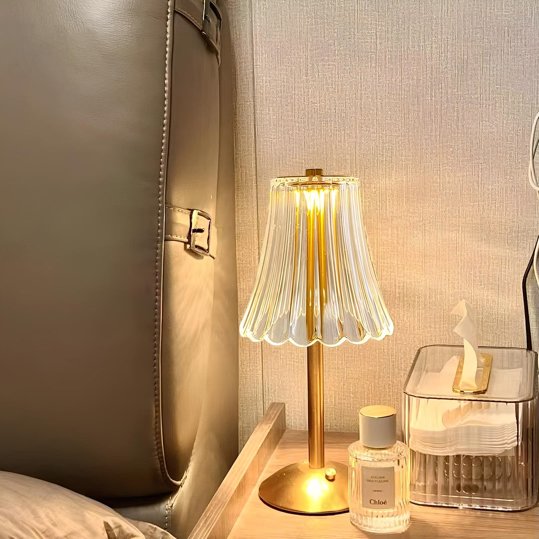 AuréaLight™ – Éclat Cristallin au Design Doré