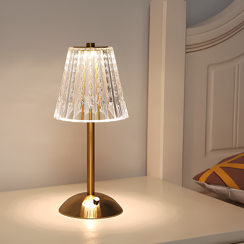 AuréaLight™ – Éclat Cristallin au Design Doré