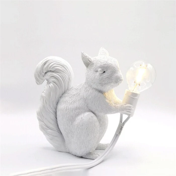 LumiRongeur™ – Lampe Déco avec Écureuil en Résine