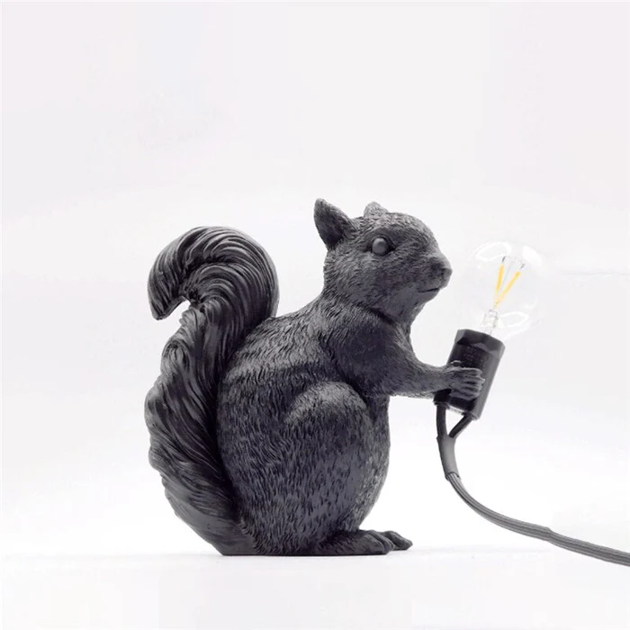 LumiRongeur™ – Lampe Déco avec Écureuil en Résine