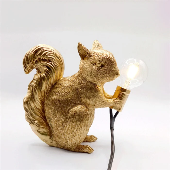 LumiRongeur™ – Lampe Déco avec Écureuil en Résine