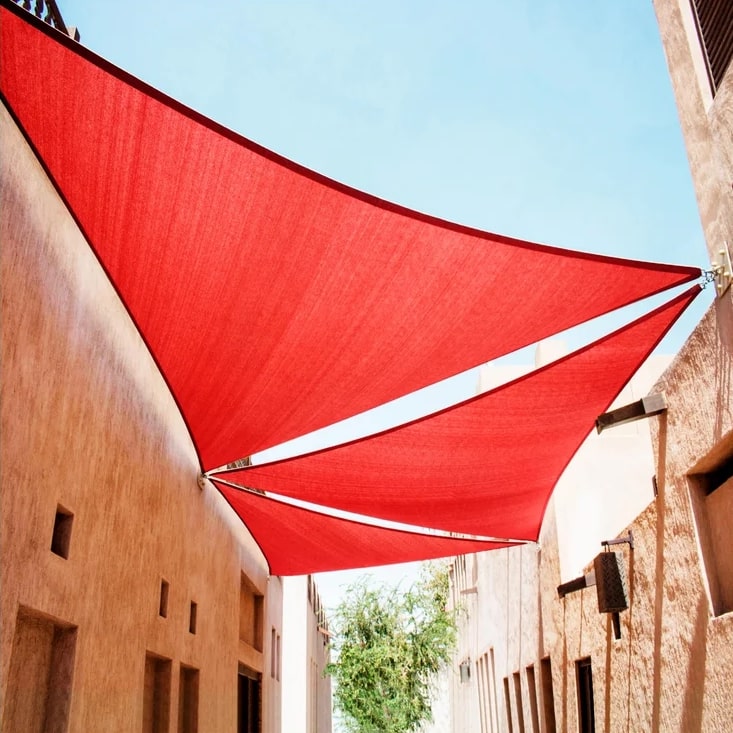 RougeZen™ – Voile Triangulaire Anti-UV Élégant